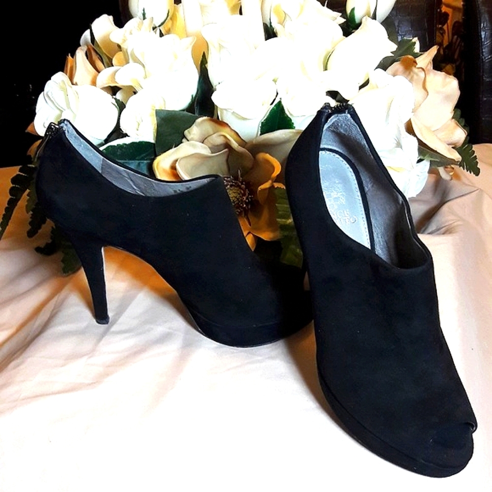 Beautiful Vince Camuto ladies booties.